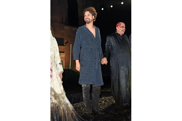 ...Nibelungen Festspielen war er als Prinz Gunther in dem Stück 'Siegfrieds Erben' zu sehen. Gegenüber RTL erzählte Jimi, da...