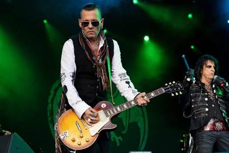 ...Johnny Depp ist derweil schon ein alter Hase auf der Konzertbühne - er spielte schon in diversen Bands. Sein neuestes Pr...