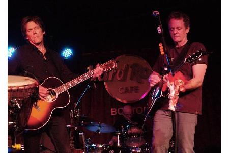 ...Country-Rock haben sich derweil Kevin Bacon und sein Bruder Michael verschrieben. Als Bacon Brothers musizieren die Brüd...