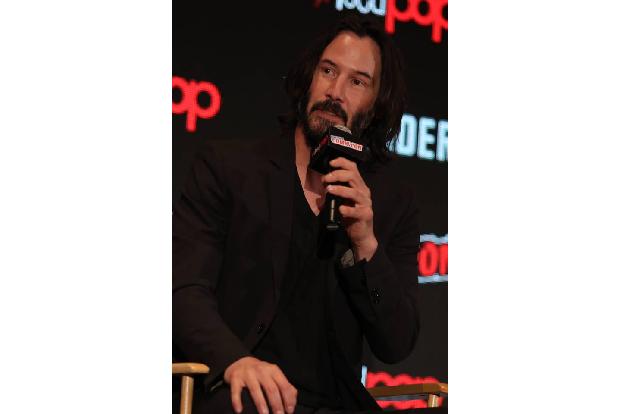 ...ist zunächst einmal Keanu Reeves, dessen Rock-Grunge-Formation sich leider 2002 auflöste. Der Hollywoodstar spielte Bass ...