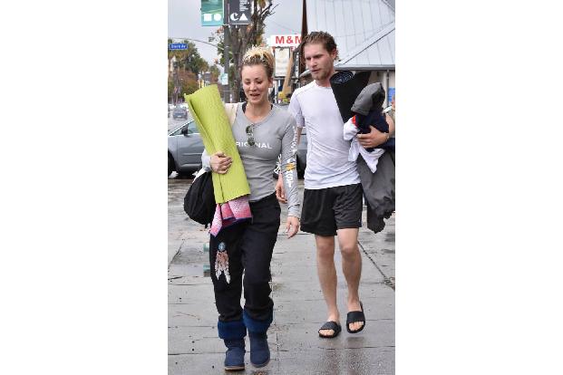 ...verlobt mit Karl Cook. Der hat die Lust an Shirts mit Aussage allerdings noch nicht von seiner Freundin übernommen. Dafür...