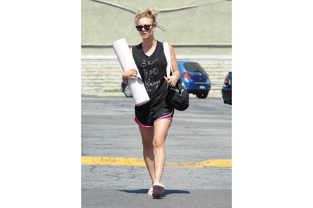 ...dass man zu allen nett sein soll. Schon sehr lieb, diese Kaley Cuoco. Was wir wohl alle verstehen können, ist ihre...