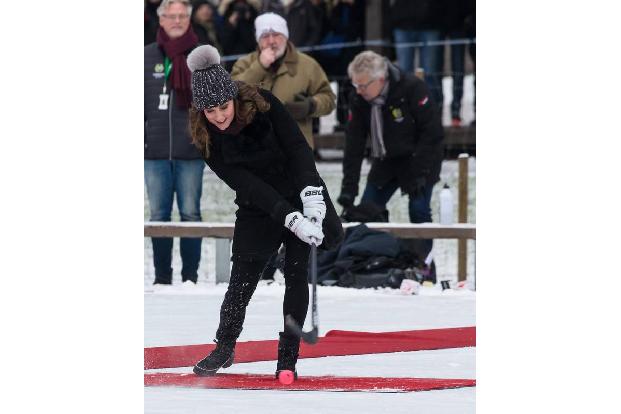 ...setzte Herzogin Kate gleich mal in die Tat um und versuchte, den Puck so weit wie möglich in die Nähe des Tors zu bringen...