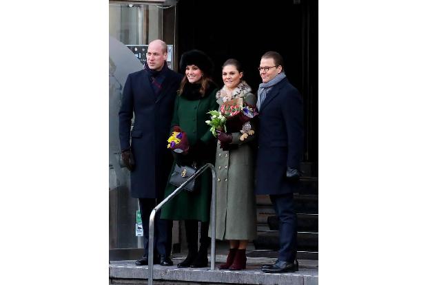 ...schwedische Pedant zu William und Kate? Kronprinzessin Victoria und Prinz Daniel warteten schön im Warmen. Aber...
