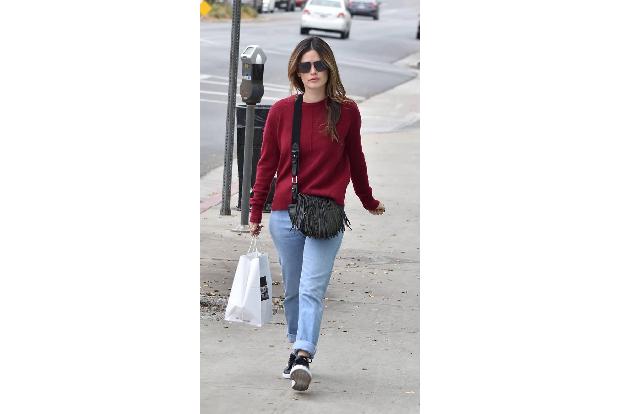 Wird 2018 modisch bei den Stars wirklich bequem? Wenn man sich Rachel Bilson so anschaut, könnte das mit dem Schlabberlook...