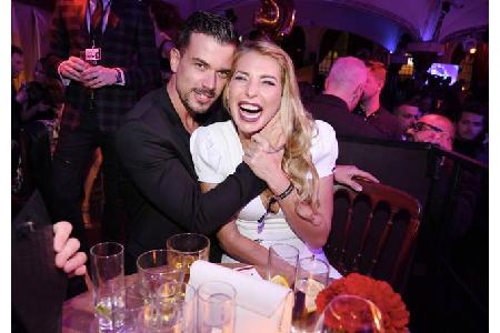 ...sich Giulia Siegel und ihr Freund Ludwig Heer bei der Lambertz Monday Night näher gekommen sind. Schon fast ein Familient...