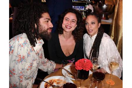 ...Noah Becker und seiner Freundin Taina Moreno sowie Stiefmama Lilly Becker. Liebe über Liebe wohin das Auge reichte. Sogar...