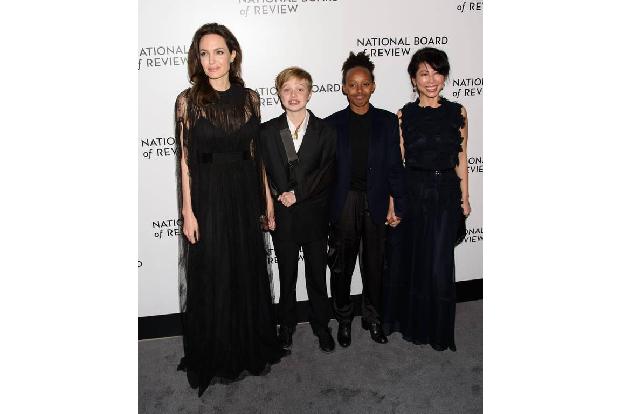 Angelina Jolie brachte zur National Board of Review Gala gut gelaunte Unterstützung mit: ihre Töchter Shiloh und Zahara sowi...