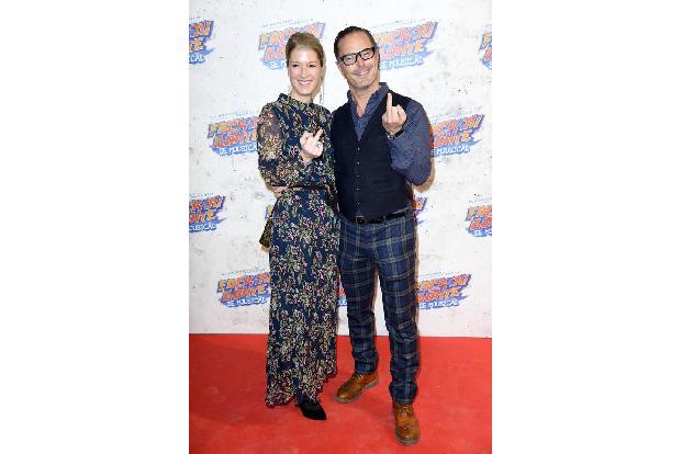 ...ließen sich Schauspieler Tini Fuchs und John Friedmann sogar zu einer nicht ganz netten Pose hinreißen. Ob man die auf de...