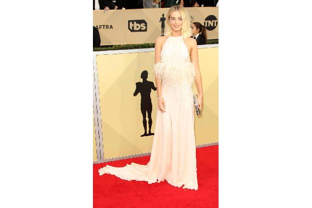 ...hatte sich Margot Robbie an diesem Abend ausgesucht? Wer diesen Look mit dem nötigen Kleingeld nachshoppen will, wird bei...