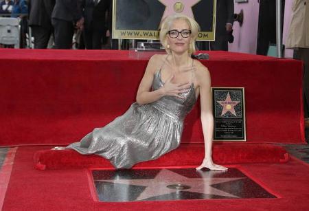 Mit 49 Jahren darf sich auch Gillian Anderson endlich über einen Stern auf dem 'Walk of Fame' freuen. Am Montag (8. Januar) ...