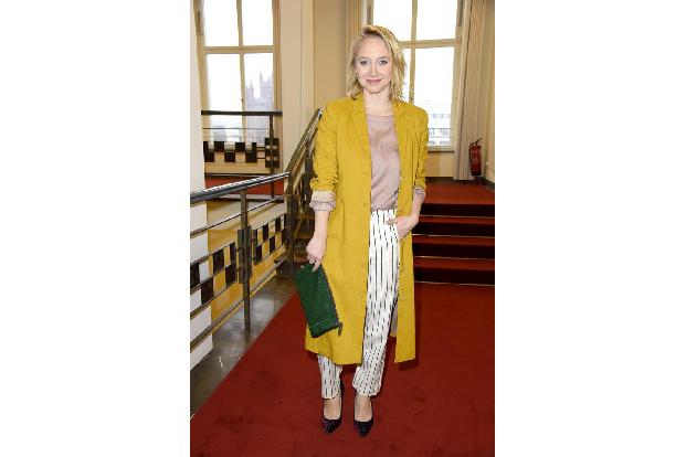 ...Anna Maria Mühe. Die Schauspielerin trotzte dem nass-kalten Wetter einfach mit einem leichten sommerlichen Mantel in der ...