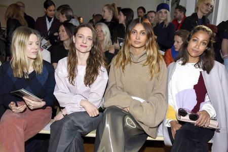 ...hielten sich die Ladies allerdings während der Show zurück. Dabei konnte die Mode des Designer-Duos Johanna Perret und Tu...