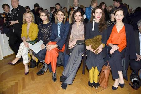 ...waren die Anwesenden aber auch einfach nur geflasht von der Mode, die in Ruhe bestaunt werden wollte. Schauspielerin...