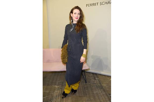 ...Julia Malik, die Frau von Schauspieler August Diehl. Outfittechnisch konnte sie sich offenbar nicht entscheiden. Ihre Wah...