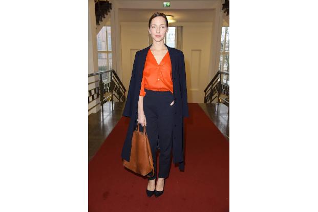 ...Katharina Schüttler wirkte in ihrem Outfit ebenfalls eher, als würde es bei der Fashion Show bereits um die Frühjahrsmode...