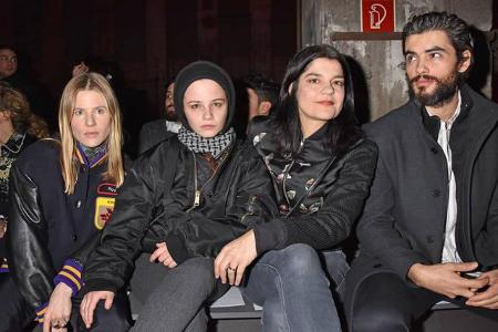 Sie hätten es mit diesen Looks wahrscheinlich direkt am Türsteher vorbei ins Berghain geschafft. Mussten sie aber nicht, den...