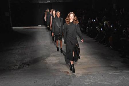 ...waren die Teile auf dem Laufsteg von Designer Damir Doma auch nicht wirklich durch farbliche Akzente geprägt. Aber so ken...