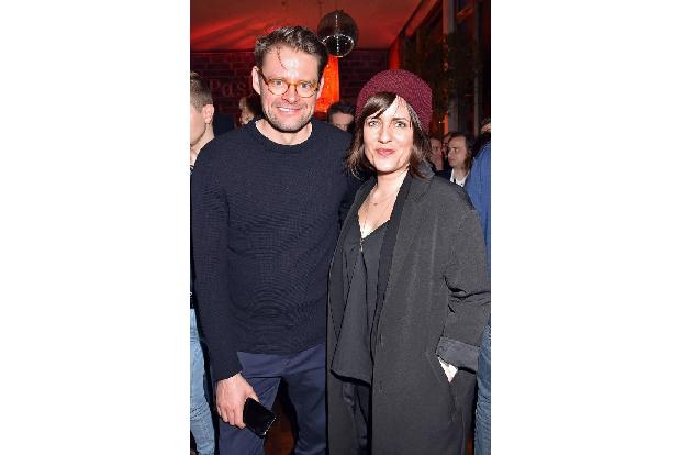 ...Max Giermann und Sarah Kuttner dem Fotowahnsinn von Bürger Lars Dietrich erlegen sind? Einem Lachkrampf sind...
