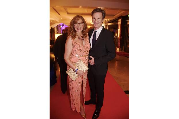 ...Maren Gilzer mit Freund Harry Kuhlmann hübsch gemacht, um im Hotel Maritim das Tanzbein zu schwingen. Ehrengast war...