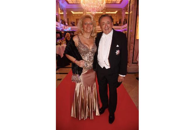 ...Richard Lugner so seine Erfahrung, doch nach Berlin brachte er keinen internationalen Stargast, sondern seine Ex Sonja Sc...