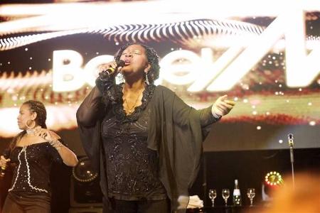 ...Einladung ihres Ex' einen einfachen Grund: Sonja kann tanzen. So ist sie wahrscheinlich zu den Klängen von Boney M mit Ri...