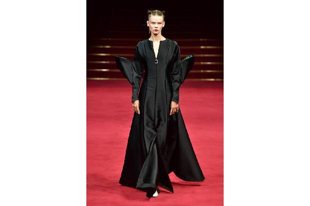 ...ausgefallen. Alexis Mabille will uns in Looks mit verrückten Ärmeln sehen, bei...
