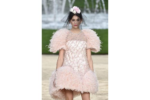 ...Chanel kommen zu den Feder-Applikationen noch ein wenig Glitzer und wieder mal transparente Stoffe, wobei es...