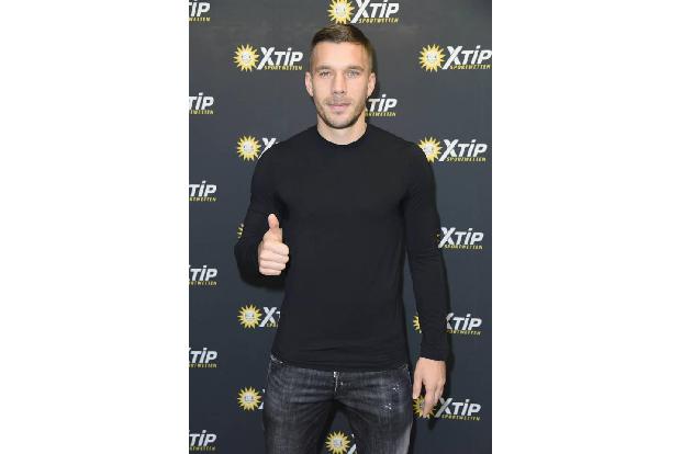 ...Fans hat es auf jeden Fall gefallen, Lukas Podolski sicherlich auch. Und seine Stiftung kann sich wieder über etwas mehr ...