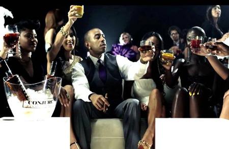 ...Ludacris auch lieber Cognac zu trinken scheint. Und dabei natürlich seinen eigenen mit dem Namen Conjure, angeblich mit e...