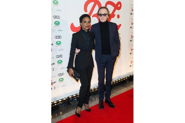 Einer von sechs: Marius Müller-Westernhagen bekam einen der Kultur-Bären verliehen. Dass ließ sich natürlich auch seine Frau...