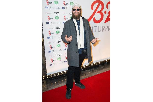 ...war dafür Rapper MC Fitti. Der Musiker kam gewohnt mit Basecap, Sonnenbrille und Rauschebart. Dagegen wirkte...