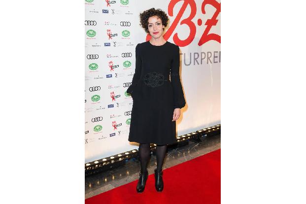 ...Maria Schrader, ebenfalls Preisträgerin, wie auf einer Beerdigung. Die Schauspielerin kam ganz in Schwarz - vielleicht ab...