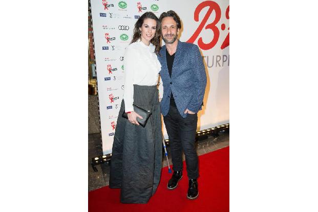 ...waren Katrin Wrobel und Falk Willy Wild. Beide posierten zusammen, als wären sie ein Paar. Dabei ist ER eigentlich mit Va...