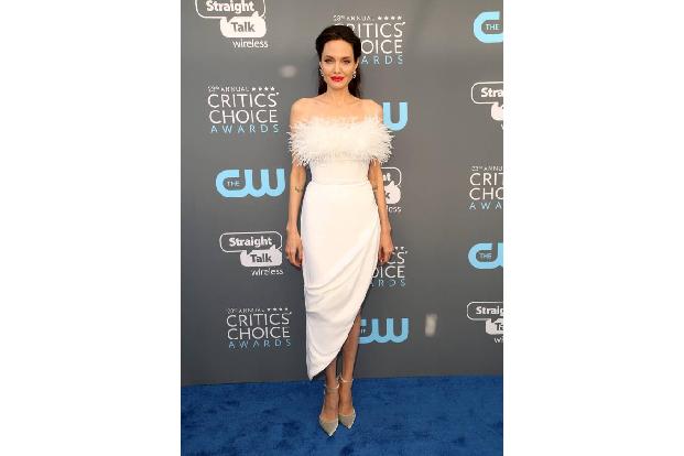 ...Angelina Jolie kamen nämlich zu den 23. Critics' Choice Awards in Los Angeles ganz in Weiß. Was bei den Golden Globes noc...