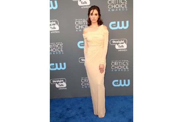 ...wählte ein cremefarbenes Dress für die Critics' Choice Awards. Alison Brie war ihr Name. Und...