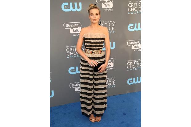 ...konnte sich Margot Robbie: Lieber Weiß oder doch Schwarz? Ein paar Streifen lösten dieses Dilemma. Wobei man doch noch er...