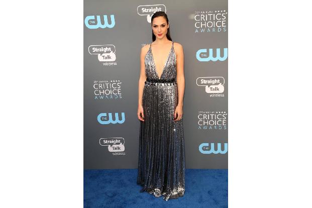 ...nicht alle Stars in weißen Kleidern erschienen. Gal Gadot beispielsweise bezauberte in Silber. Bei den Critics' Choice Aw...