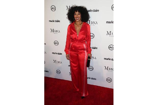 ...spazierte Tracee Ellis Ross über den roten Teppich. Anstatt in ein Kleid warf sie sich in einen roten Satin-Trainingsanzu...