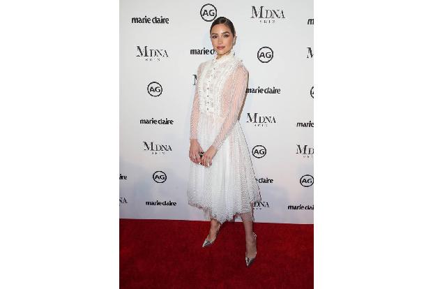 ...erschien Olivia Culpo. In ihrem weißen Kleid aus Spitze, Tüll und Netz schwebte sie engelsgleich über den roten Teppich u...