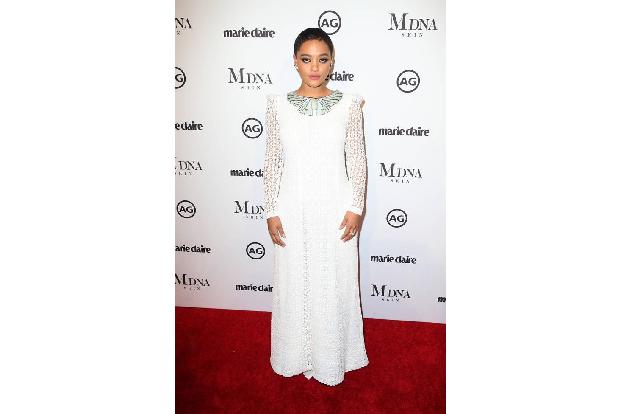 ...Kiersey Clemons entschied sich, wie viele andere Damen an diesem Abend, für ein weißes Kleid. Der Kragen, der einer Kette...