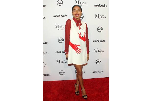 ...Yara Shahidi. Die Schauspielerin wählte ein kurzes Kleid mit aufgedruckten Händen. Eine Hand greift nach ihrem Herz, die ...