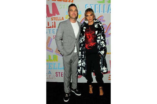 ...Robbie Williams mit Ehefrau Ayda Field. Wer keinen Partner zum Kuscheln auf dem Teppich hatte, suchte sich einfach einen,...