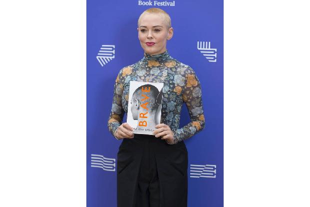 ...der Filmstar seine Autobiografie 'Brave', in der er über sein bewegtes Leben reflektierte und auch den Weinstein-Skandal ...