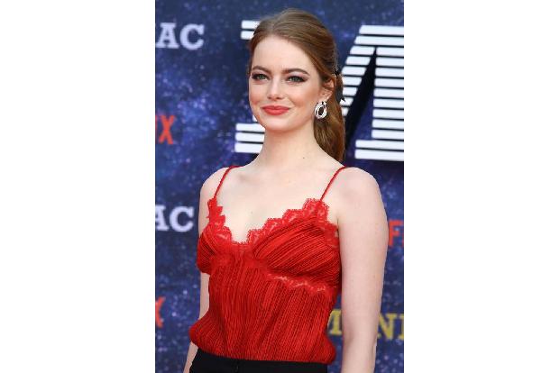 ...Emma Stone der Hingucker schlechthin, stand das Rot ihres Tops doch in perfektem Gegensatz zur noblen Blässe ihrer Haut. ...