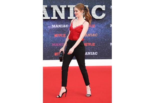 ...ließ es sich derweil auf der Premiere in London gut gehen und wurde von den Paparazzi angehimmelt. Wird Emma für ihre Lei...