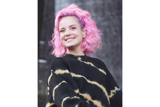 Bei Lilly Allen stehen die pinken Haare sinnbildlich dafür, die dunklen Tage hinter sich zu lassen: Derzeit feiert die briti...