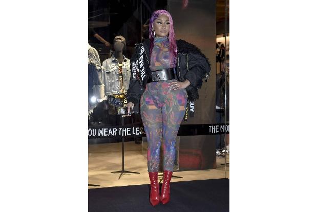 ...trägt Nicki Minaj derzeit ihr Pink. Auf der Fashionshow des Kultlabels Diesel in Mailand präsentierte sie sich mit leucht...