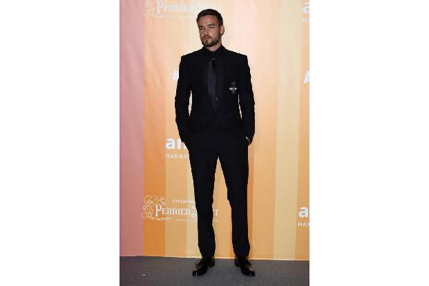 ...ebenfalls der britische Musiker Liam Payne. Mit seinem schwarzen, eleganten Anzug konnte er nicht viel falsch machen. Etw...