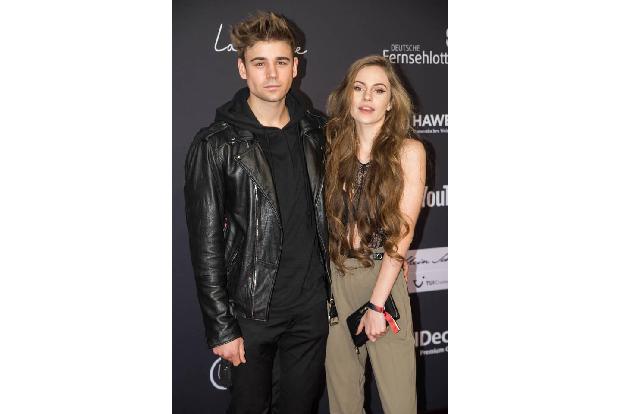 ...glänzten Musiker Moritz Garth und Bloggerin Lisa-Marie Schiffner bei den Goldene Kamera Digital Awards. Dabei posierte da...